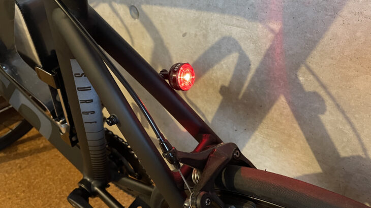 KiLEYのリア用アイライトはシンプルで自転車のデザインを邪魔しない